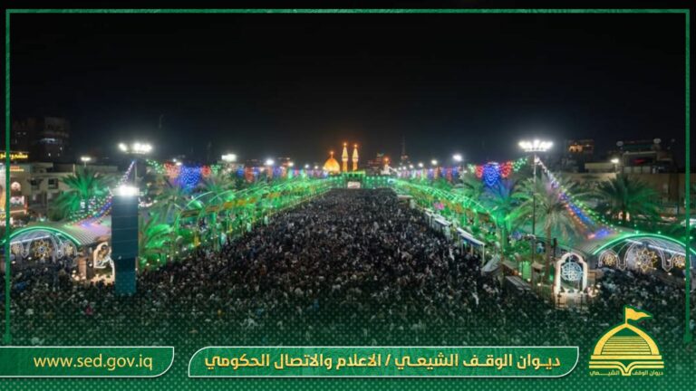 جمع من المؤمنين يحيون زيارة ليلة النصف من شهر شعبان المعظم قرب مرقد الامام الحسين واخيه أبي الفضل العباس (عليهما السلام) في ذكرى ولادة الإمام الحجة المنتظر عجل الله فرجه الشريف.