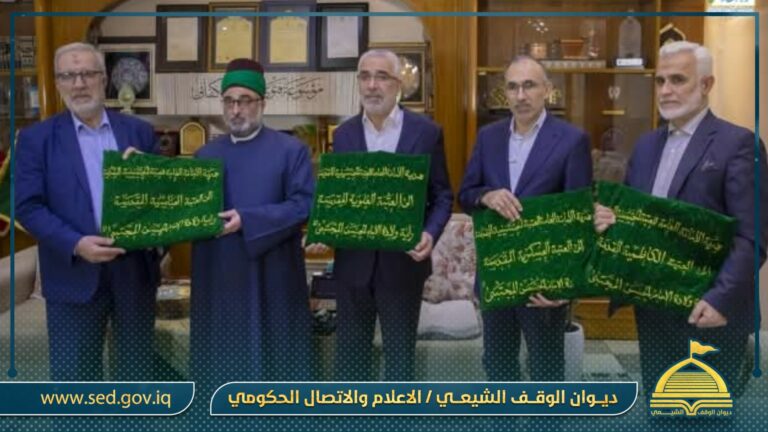 الأمانة العامة للعتبة الكاظمية تتسلم الراية المباركة احتفاءً بذكرى مولد الإمام الحسن المجتبى “عليه السلام”