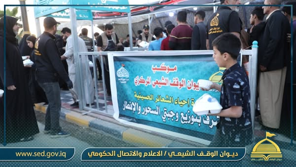 ملاكات ديوان الوقف الشيعي توزع وجبة الإفطار على الزائرين في النجف الأشرف والكوفة العلوية