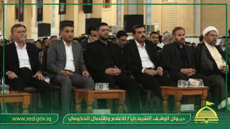 الكوفة تشهد مراسيم مهيبة لاستبدال راية قبة سفير الحسين مسلم بن عقيل (عليهما السلام) إيذاناً بذكرى شهادته الأليمة.