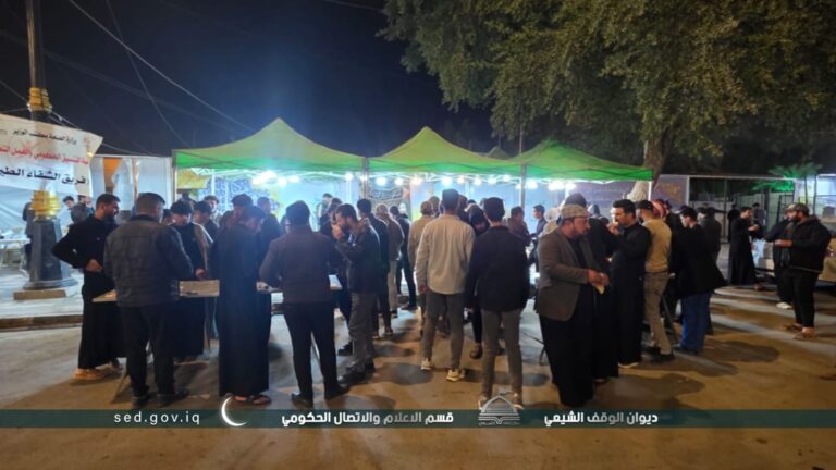 دائرة إحياء الشعائر الحسينية توزع وجبة السحور على زوار أمير المؤمنين (عليه السلام) في النجف الأشرف